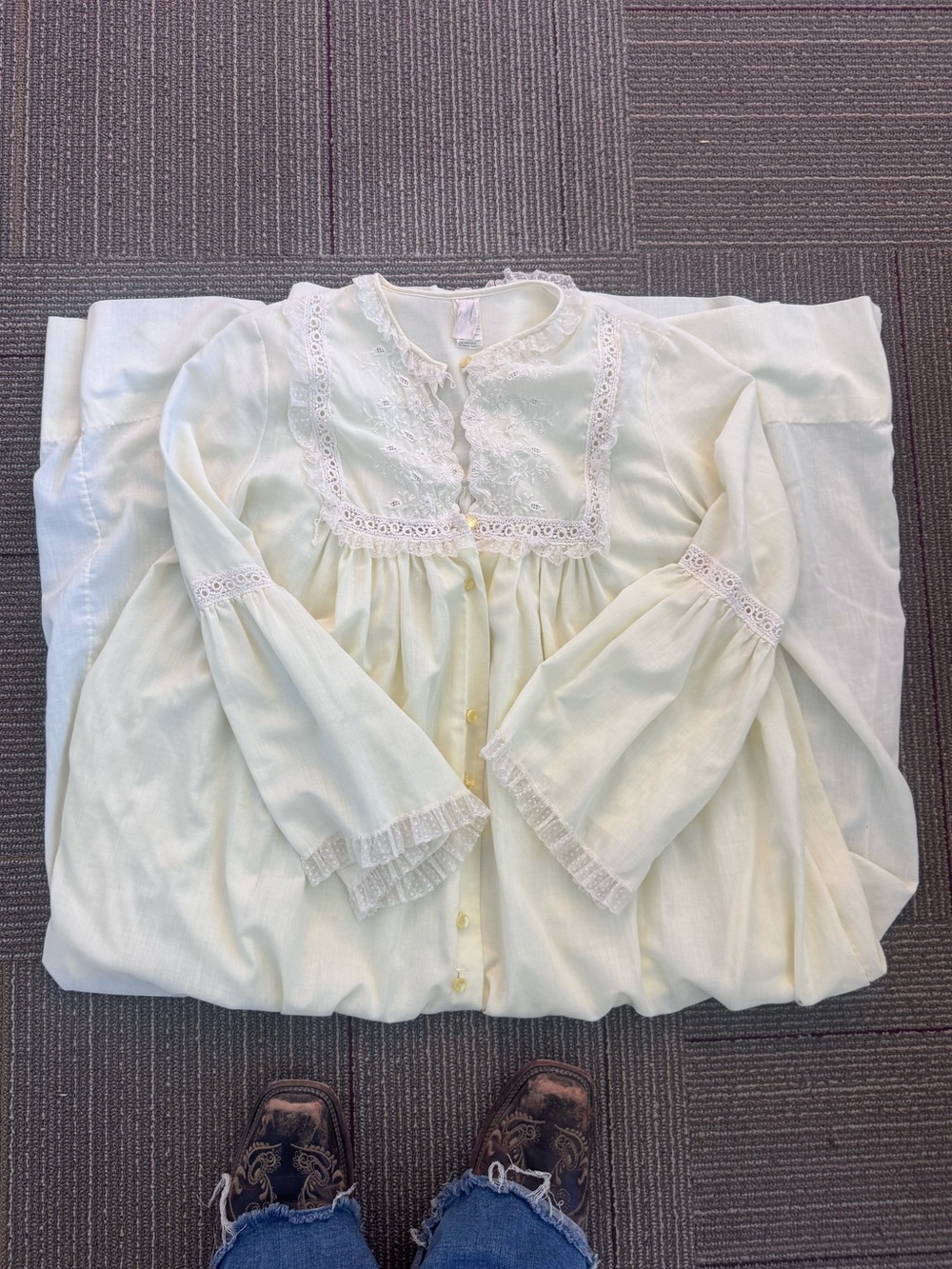 ✨ Vintage Ivory Lace Trim Nightgown ✨